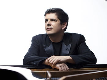 Portrettbilde av pianist Javier Perianes